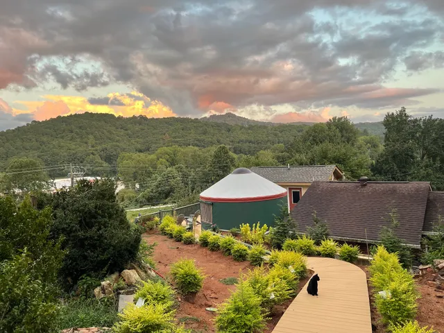 Mountain Aire Cottages, Inn, & Glamping