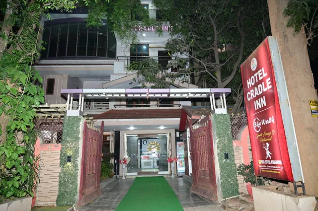 HOTEL CRADLE INN