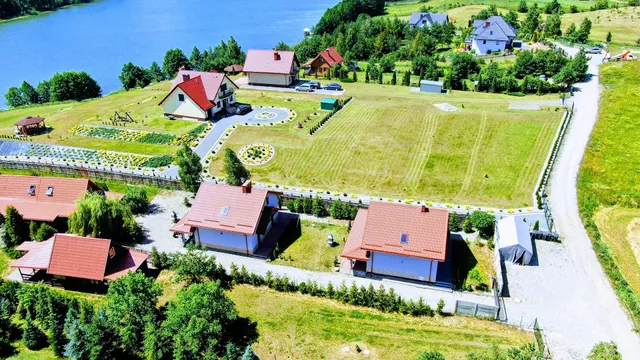 LAKE HOUSE nad Sunowem. &. MAZURSKIE DOMY ORCHIDEA, JAŚMIN, LILIA