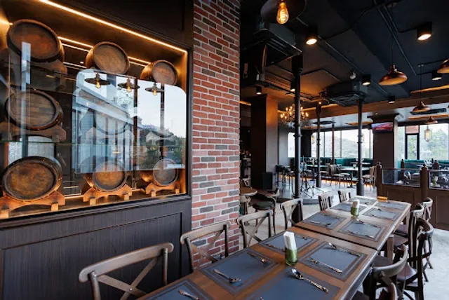 Storm's Bar & Restaurant