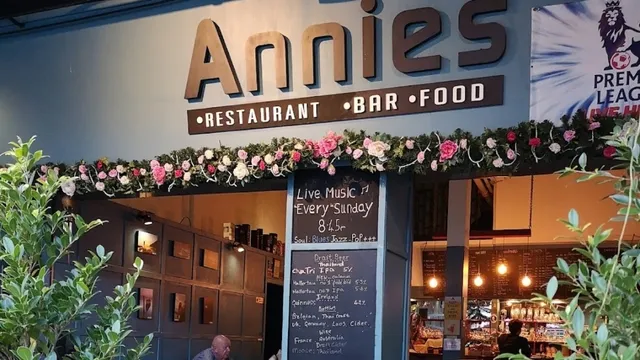 Annies Restaurant Bar