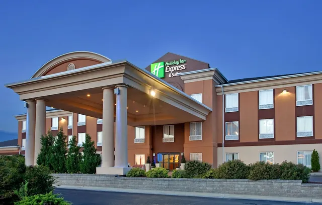 Holiday Inn Express & Suites Lawrence by IHG