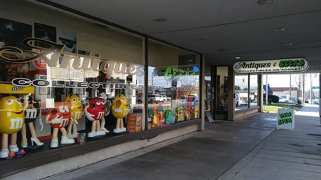 Antiques & Geeks Collectibles on Sunset