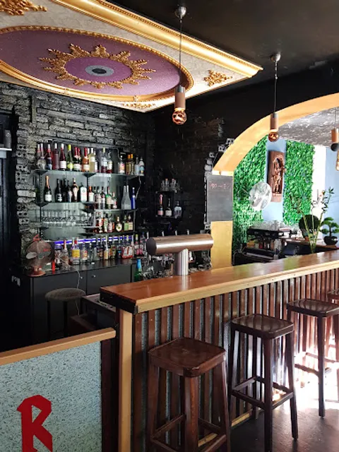 RiskyLounge (Village House)