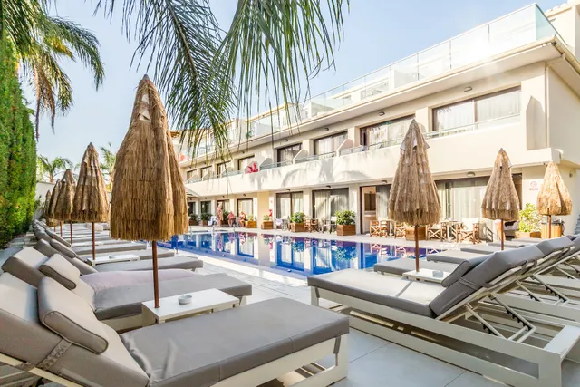 Paradise Hotel & Bar