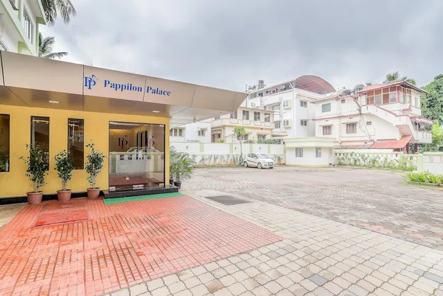 Treebo Pappilon Palace - Pvs Circle