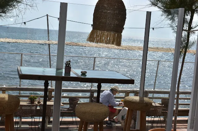 Julieta en su balcón • Restaurante Denia