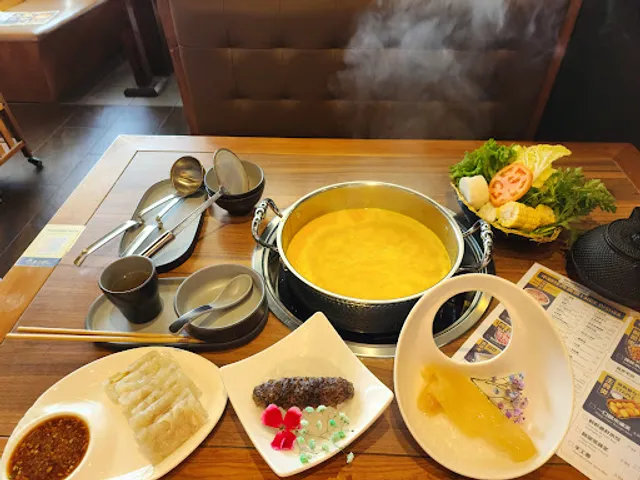 Miss Flower Hotpot 花小娇金汤花胶鸡