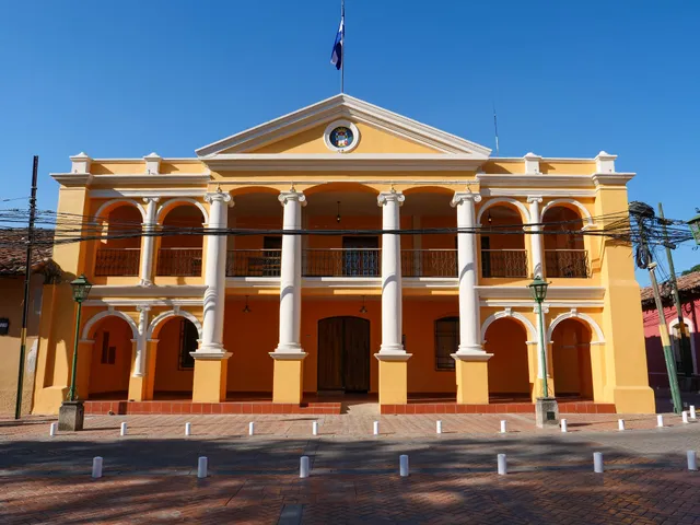 Central Plaza Leon Alvarado