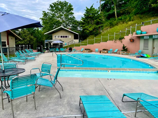 Carr's Northside Cottages & Motel