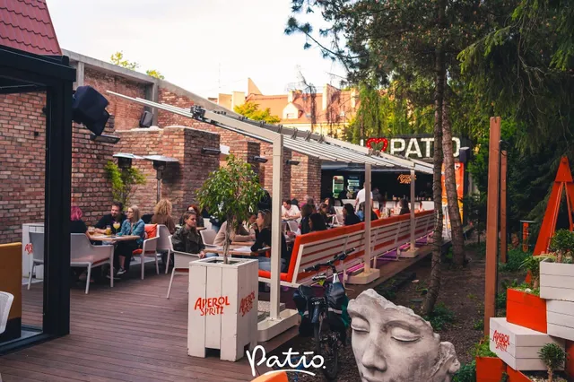 Patio. Jedzenie Muzyka Przyjaciele