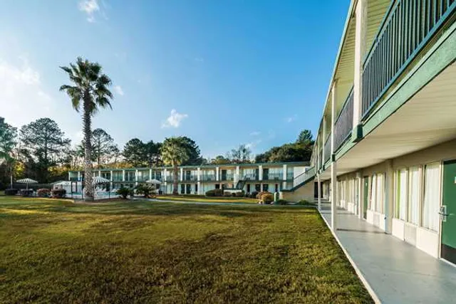 Days Inn by Wyndham Richmond Hill/Savannah