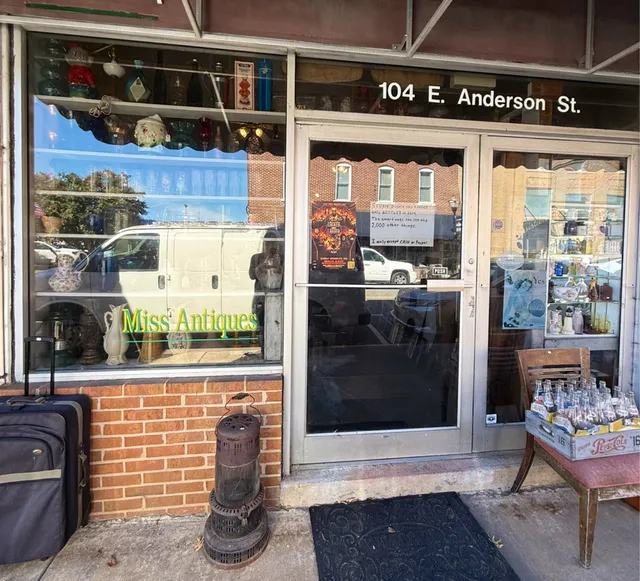 Country Boy Antiques & Bottle Shop