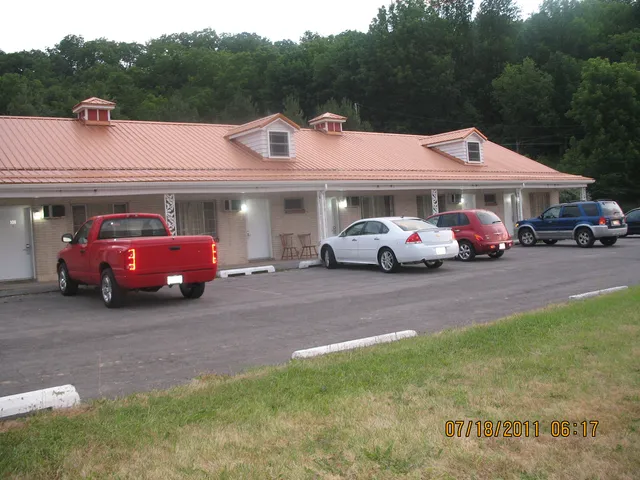 Relax Inn Motel And Night Bar