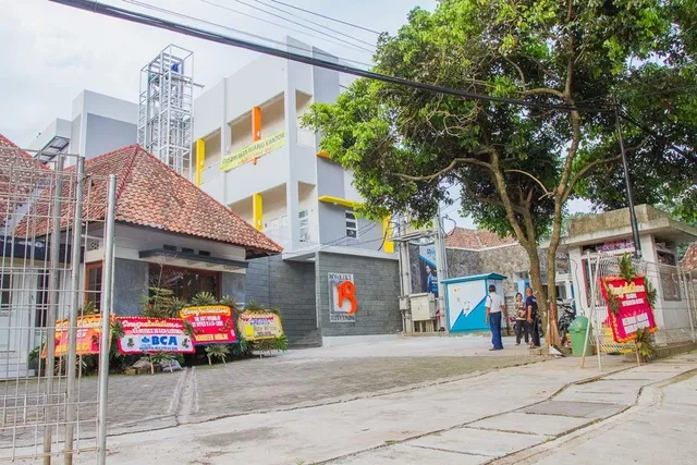 RedDoorz Plus near Rumah Mode 2