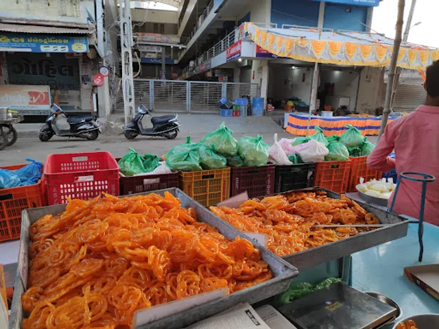 Famous Nasta House (Tikadi Bhajiya)