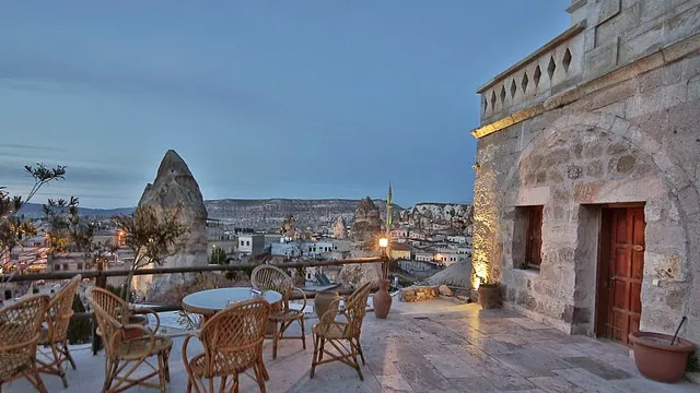 Shoestring cave house hotel