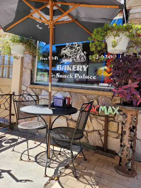 Floyd & Bobo's Bakery and Snack Palace