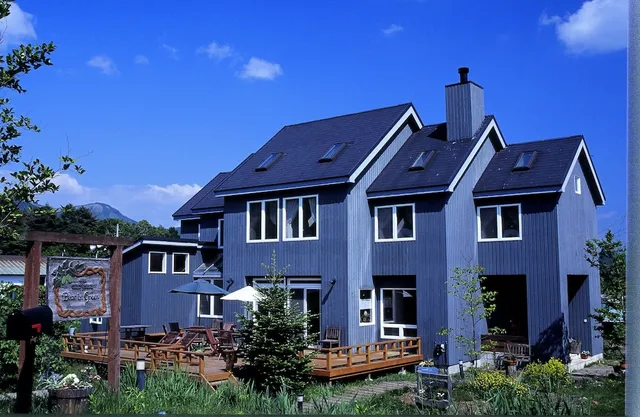 Guesthouse blue in green