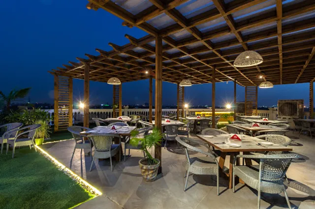 Crops & Curries Restaurant Terrace & Bar