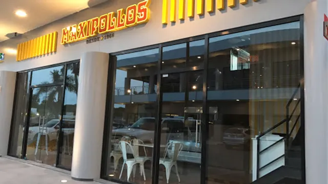 Maxipollos Centro Esmeralda