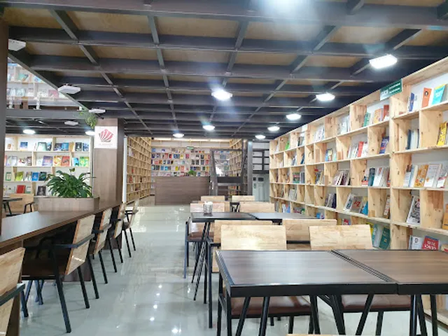 Càfe Sách Đông Tây.