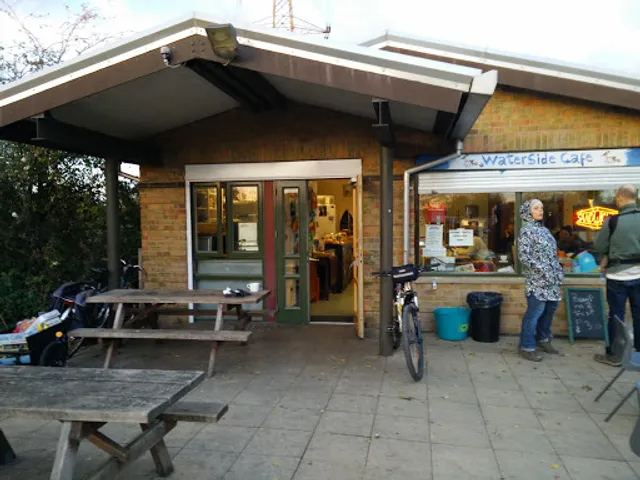Stonebridge Lock Waterside Cafe (Dog friendly)