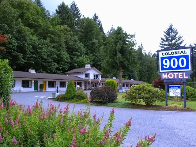 Colonial 900 Motel