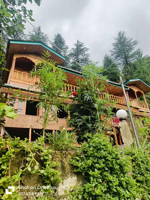 Rustic wood house - A village home stay in Jibhi Valley