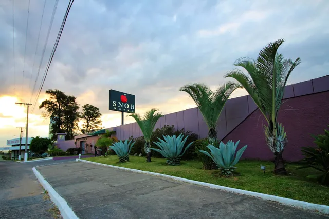 SNOB MOTEL