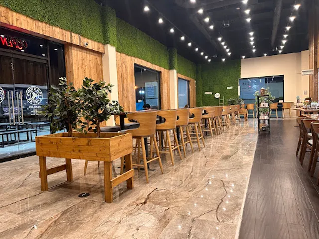 Tom N Toms Coffee & Eatery