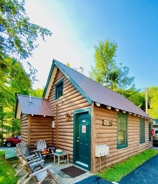 Pine Knoll Hotel Lakeside Lodge & Cabins