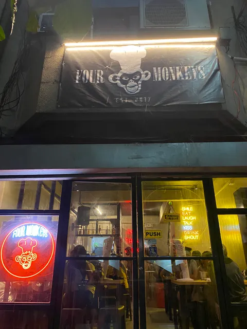 Four Monkeys Pub Loyola