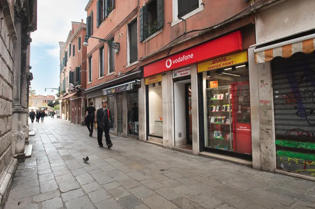 iQueen Store - negozio vodafone & Iliad - DHL Express