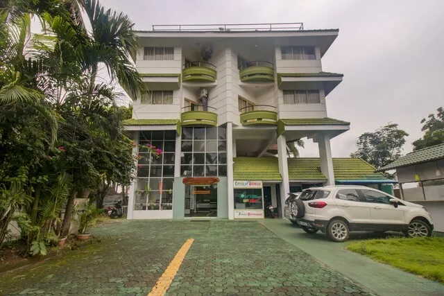 OYO 75308 Floatel International Beach Resort