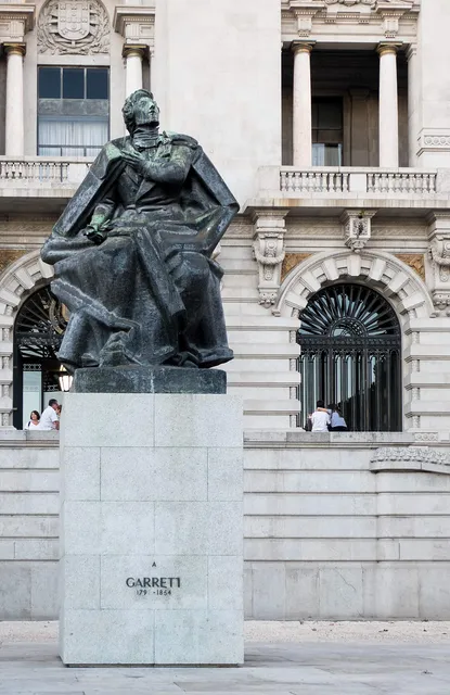 Monumento a Almeida Garrett