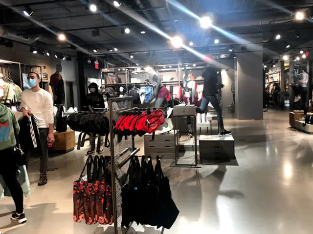 adidas Store New York, Queen's Center