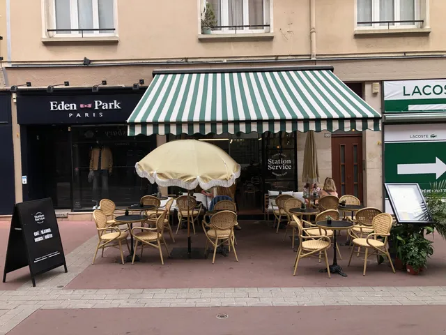 Station Service Cathédrale