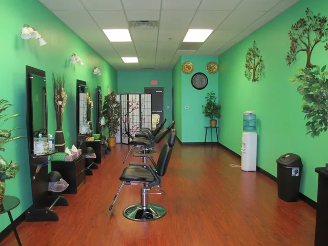 Hollywood Beauty Eyebrow Threading