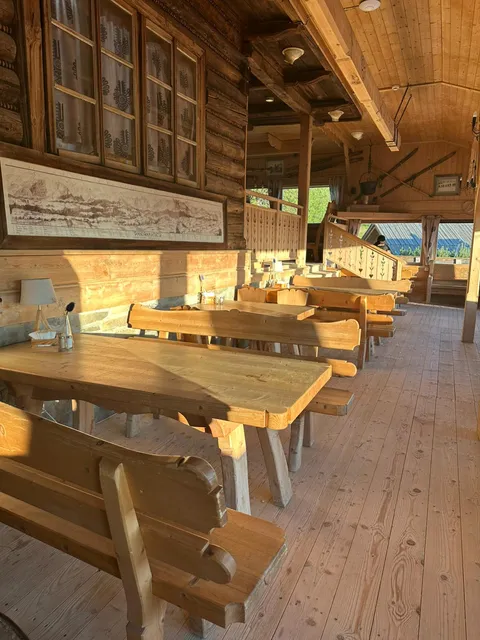 Karczma i szałasy Szymkówka z widokiem na Tatry