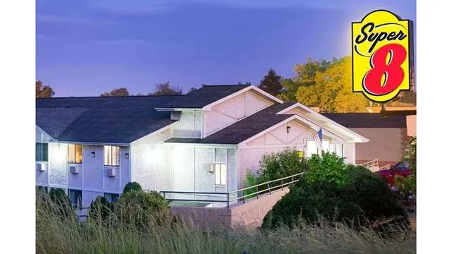 Super 8 by Wyndham Pittsburgh PA Airport/University Area