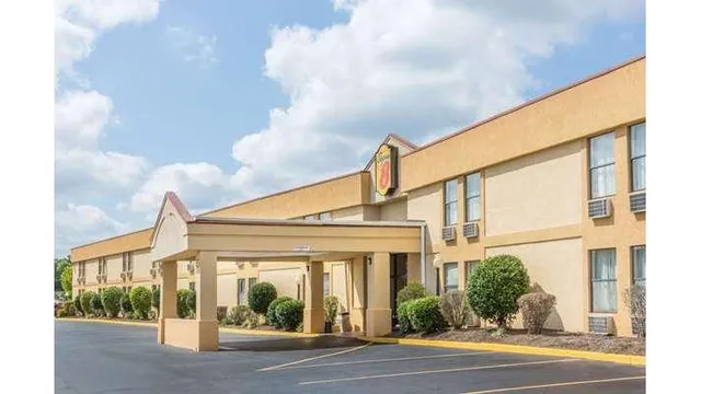 Super 8 by Wyndham Knoxville Downtown Area