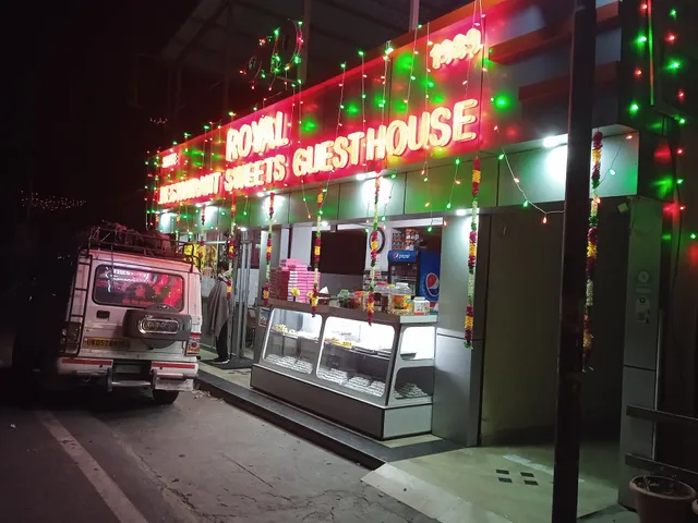 OYO 30841 Royal Hotel