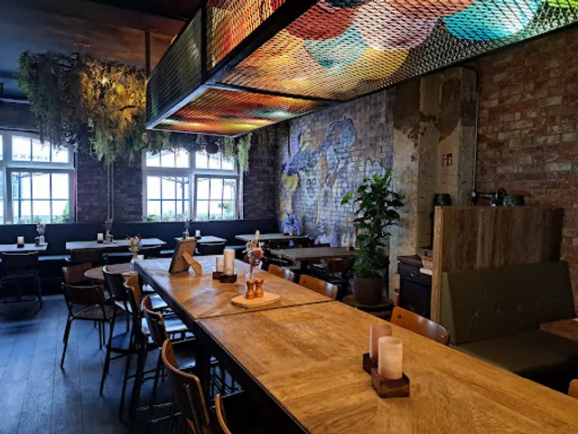 Frau Trude | Steak & Wine