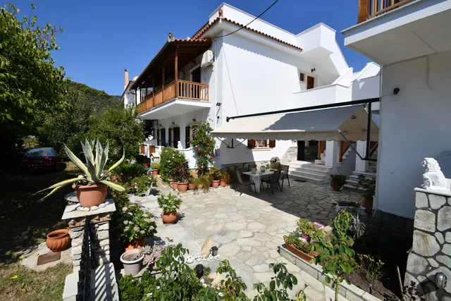 STUDIOS MARIA CHRISTINA