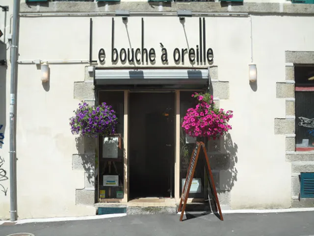 Le Bouche à Oreille