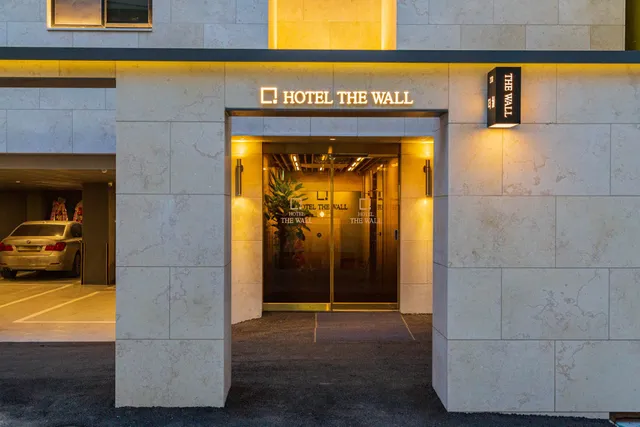 Hotel The Wall