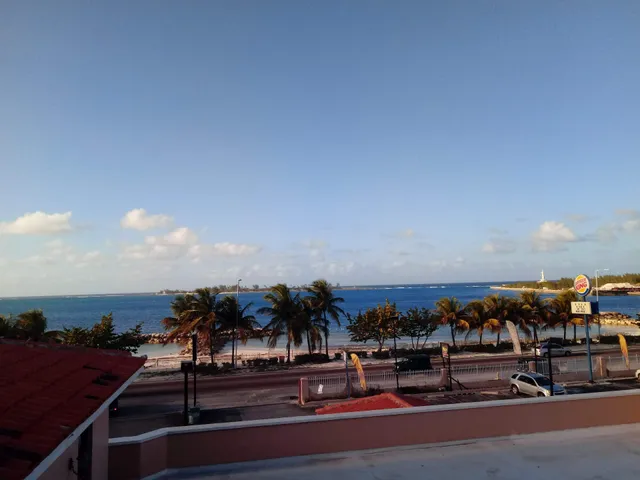 Saunders Beach, Plaza On The Way