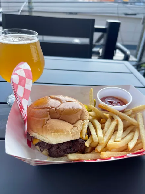 Auzzy’s Smashers & Wings