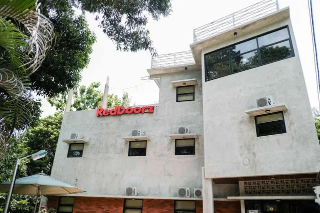 RedDoorz near Trans Studio Mall Cibubur 3